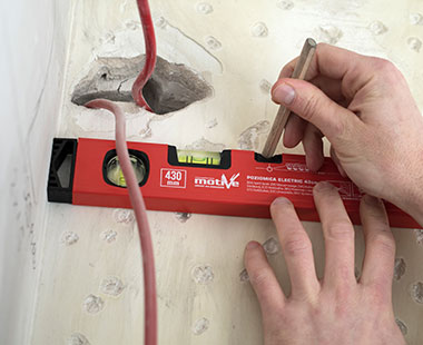 poziomica dla elektryków w użyciu