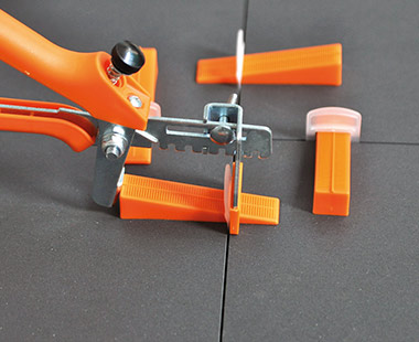 szczypce do poziomowania