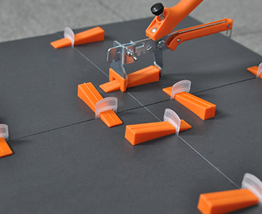 szczypce do poziomowania